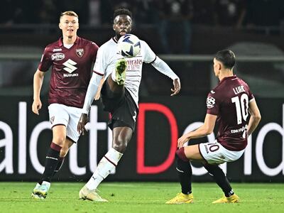 Divock Origi, delantero belga del AC Milan, intenta dominar el balón ante la presencia de dos jugadores del Torino.
