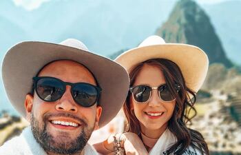 Bella pareja. Óscar Pintos y Paola Alonso visitaron Machu Picchu.