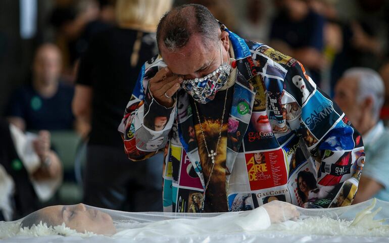 Un hombre se acerca al féretro de Gal Costa a dar su último adiós a la cantante, durante el funeral realizado en la Asamblea Legislativa de Sao Paulo.