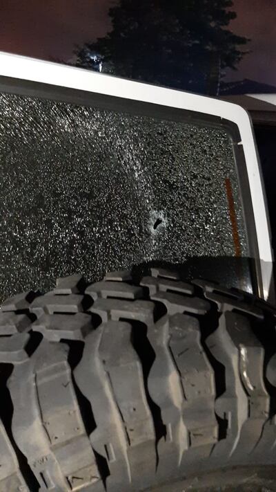 El parabrisas trasero también se bio afectado por el ataque que fue frente a la vivienda del concejal.