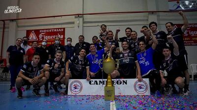 Jugadores, dirigentes y allegados de Olimpia, campeón Absoluto del 2019. (Foto Orgullo Olimpista)