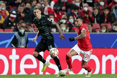 Nicolás Otamendi (d), en un reciente partido del Benfica contra Dínamo Kiev por la Champions League.