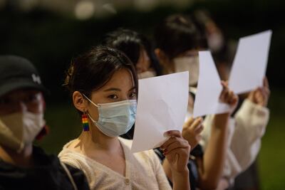 Estudiantes chinos protestan contra la política de "cero covid" de China, en una universidad en Hong Kong.