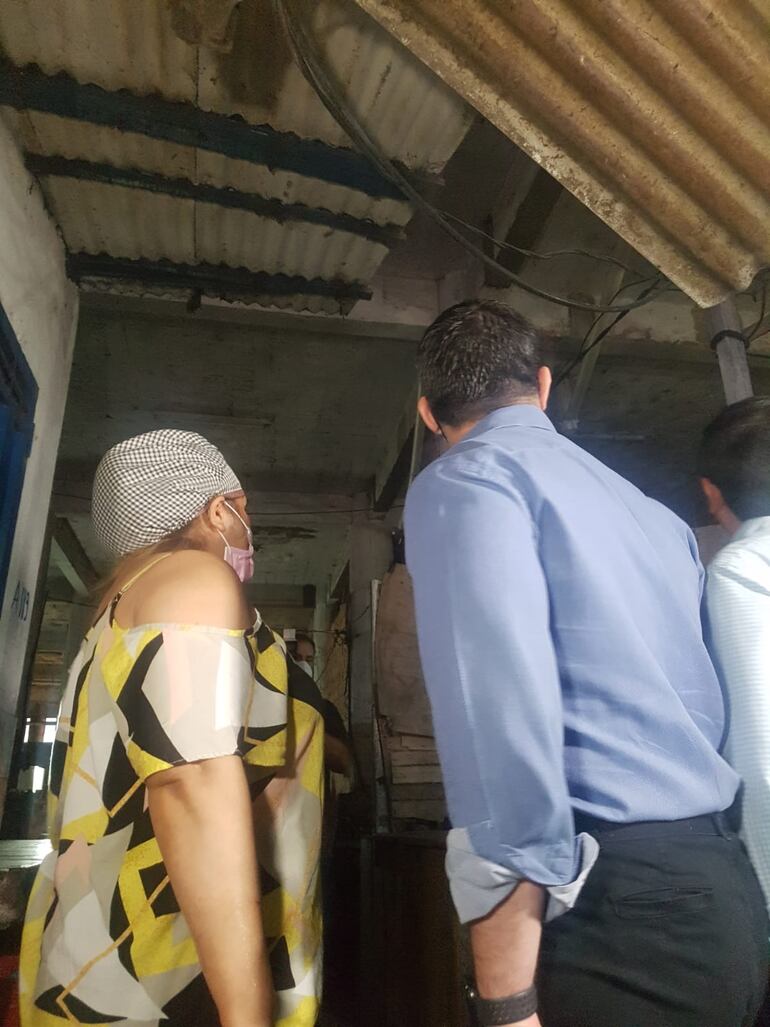 Óscar "Nenecho" Rodríguez, decidió recorrer hoy el Mercado 4 después del incendio en el sitio hace una semana.