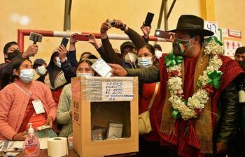 El candidato a Gobernador de La Paz por la agrupacion Jallalla, Santos Quispe, durante la emisión de voto, ayer domingo, en El Alto, Bolivia. (EFE)