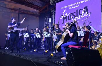 La Orquesta de Instrumentos Reciclados de Cateura participó del lanzamiento de la campaña "La música vale", que busca destacar el trabajo de autores, intérpretes y productores de la industria musical.