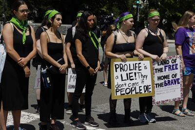 Activistas del grupo proaborto NextGen America frente a la Corte Suprema de EE. UU. después de colocar crisantemos frente al edificio el 11 de julio de 2022 en Washington, DC.