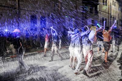 Policías intentan dispersar con agua a manifestantes durante una protesta contra el gobierno israelí en Jerusalén.