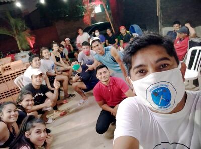 Héctor Ferreira (adelante con el selfie) en uno de los encuentros del movimiento Jóvenes Voluntarios del Bañado Sur (JVBS) con sus compañeros y compañeras.