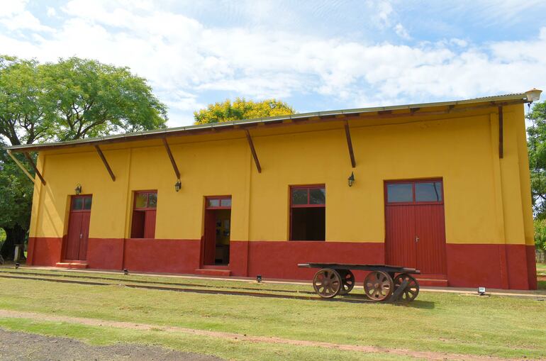 Fachada de la exestación de trenes de Félíx Pérez Cardozo, la única en el Guairá que funciona como centro cultural activo gracias a la Municipalidad local.
