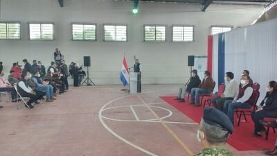 Acto en el polideportivo de la Escuela Básica Nº 164 “Carlos Antonio López” de Yabebyry.