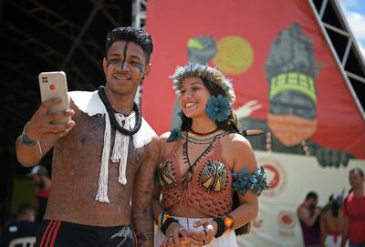 Samela Awiá, una indígena del pueblo amazónico Satere Mawé, aprueba un video que se convertirá en un post en sus redes sociales.