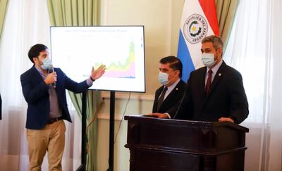 De izq. a der.: Guillermo Sequera, Julio Borba y Mario Abdo Benítez, quien ahora sí da la cara ante la gente. Fue ayer en Palacio.