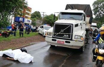 El motociclista murió al instante mientras que su hija fue hospitalizada.