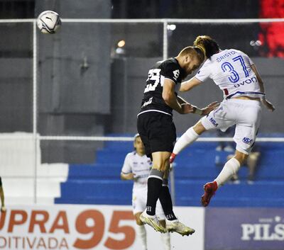 Walter Clar se impone en el juego aéreo a Isidro Pitta, una de las variantes ayer en el equipo de Olimpia, pero que tampoco aportó mucho.