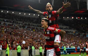Pedro celebra su gol con el chileno Arturo Vidal en la victoria 2-0 de Flamengo sobre Ñublense en la Libertadores.