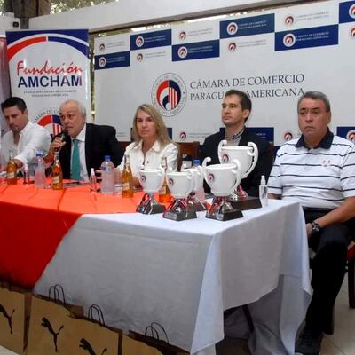 Autoridades de la Cámara de Comercio Paraguayo-Americana y del Asunción Golf Club presentando la Copa AMCHAM.