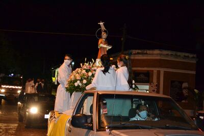 Procesión de la imagen del santo patrono por las calles de San Juan Bautista.