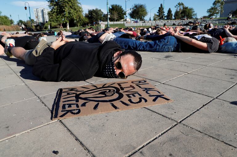Manifestantes yacen boca abajo con las manos detrás de la espalda durante una protesta por la muerte de George Floyd, quien murió bajo custodia policial, en Oakland, California, EE. UU., El 10 de junio de 2020. Los manifestantes permanecieron en el suelo durante ocho minutos y 46 segundos. período de tiempo asociado con la muerte de Floyd mientras el agente que lo arrestaba presionó su rodilla en el cuello del hombre negro desarmado de 46 años.