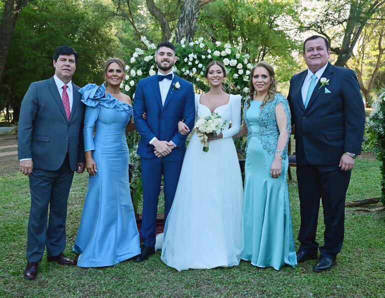 Fueron sus padrinos Carlos García y Elizabeth Velilla; María Teresa Sanabria y Ricardo Velázquez.