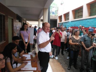 El precandidato a gobernador por la Concertación Itapúa, Javier Pereira (PLRA) tras emitir su voto en la mesa 14, de la escuela “San Juan Bautista”, distrito de Cambyreta. Pidió a la gente acudir a votar, y que se respete “lo que se logre en las urnas”.