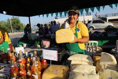 Queso Paraguay, miel y grasa de chancho son algunos de los productos expuestos en la feria de la Costanera de Asunción.