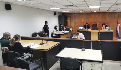 El exfiscal César Garay (izq.) durante el juicio que concluyó con su condena, en agosto pasado.