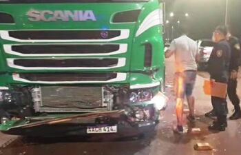 El camión que embistió contra la camioneta conducida por el comisario Marcos Meza.