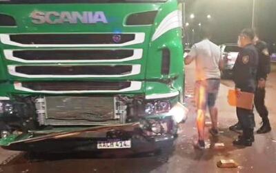 El camión que embistió contra la camioneta conducida por el comisario Marcos Meza.