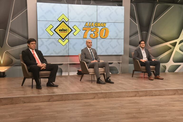 El Dr. Juan Carlos Portillo, director de servicios de Salud del MSP; el ministro de Salud, Julio Mazzoleni, y el director de Vigilancia de la Saludo, Guillermo Sequera hoy, en ABC.