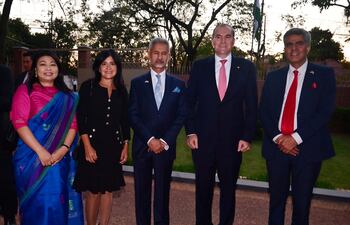 Gloria Gangte, Adriana Arza de Arriola, el ministro de Asuntos Exteriores de la India, Subrahmanyam Jaishankar, el canciller Julio Arriola y el embajador de la India en Paraguay, Yogeshwar Sangwan.