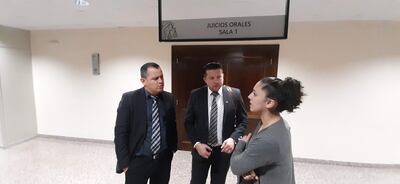 La procesada junto a sus abogados en el Poder Judicial de Ciudad del Este.