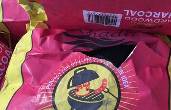 La bolsas de carbón se rompieron durante el operativo de control.