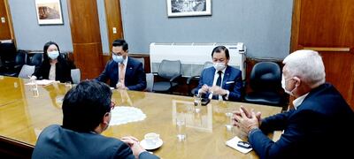 El ministro Arnoldo Wiens (en la cabecera); a su derecha, el nuevo embajador de la República de China (Taiwán) en Paraguay, José Chih-Cheng Han.