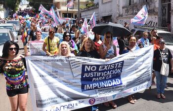 “Construyamos libertad para todes” fue el eslogan ayer de la colorida marcha por los derechos TLGBI (Trans, Lesbianas, Gays, Bisexuales, Intersex).