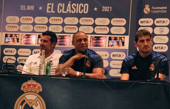 Los exjugadores Luis Figo, Roberto Carlos e Iker Casillas, durante la rueda de prensa que han ofrecido ayer antes del encuentro amistoso "Legends" que disputan hoy leyendas del Barça y del Real Madrid en el estadio Bloomfield de Tel Aviv. EFE