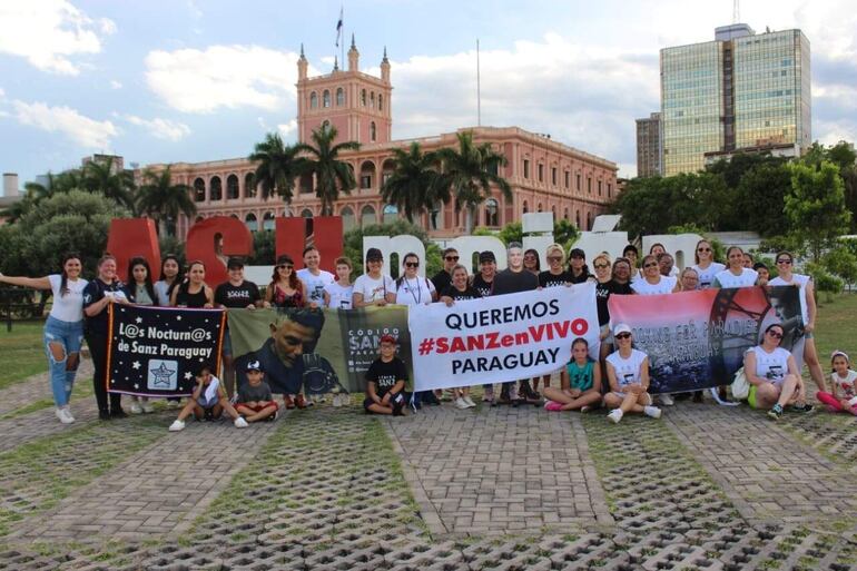 El grupo reunido en la Costanera de Asunción.