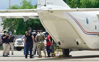 Clemencio González Giménez (de rojo) vino de Pedro Juan Caballero en el avión de la Policía.