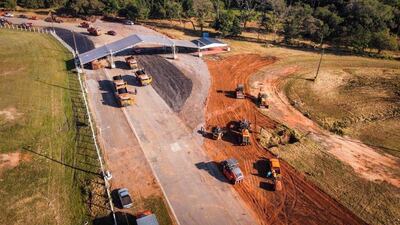 AME600. CAPIATÁ (PARAGUAY), 06/07/2021.- Fotografía cedida por la Presidencia de Paraguay que muestra una vista aérea de los trabajos de acondicionamiento para un 'megavacunatorio', hoy, en el autódromo Rubén Dumont, en la localidad de Capiatá (Paraguay). El autódromo Rubén Dumont, el mayor escenario del deporte motor en Paraguay, acogerá también un "megavacunatorio" con capacidad para recibir unos 8.000 vehículos al día y avanzar en la contención del Covid, que se ha cobrado más de 13.000 vidas en el país sudamericano. El presidente Mario Abdo Benítez, acompañado de otras autoridades, verificó este martes la marcha de las obras del complejo, ubicado a unos 20 kilómetros de Asunción, en el departamento Central, el más poblado del país, que está previsto que se ponga en funcionamiento esta semana. EFE/ Presidencia Paraguay SÓLO USO EDITORIAL/SÓLO DISPONIBLE PARA ILUSTRAR LA NOTICIA QUE ACOMPAÑA (CRÉDITO OBLIGATORIO)
