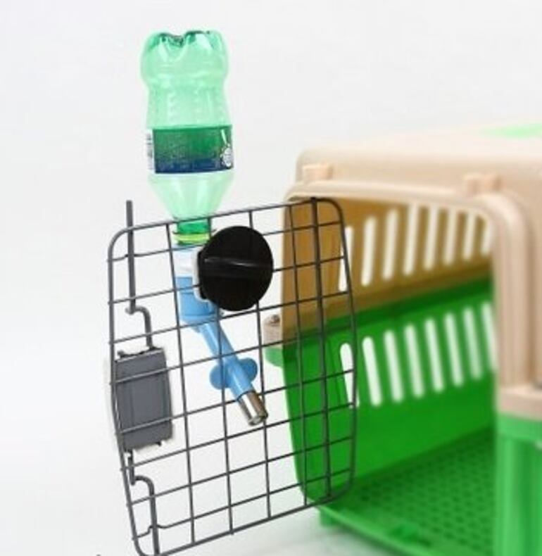 Transportador de mascotas con gotero lento de agua recomendado para viajes.