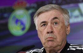 El técnico del Real Madrid, Carlo Ancelotti, en la rueda de prensa después el entrenamiento del equipo, este martes en la ciudad deportiva de Valdebebas, en la víspera de las semifinales de la Copa del Rey frente al Barcelona.