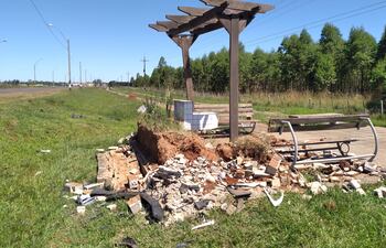 Lamentable imagen de la ciclovía que se encuentra en la entrada a San Juan Nepomuceno.