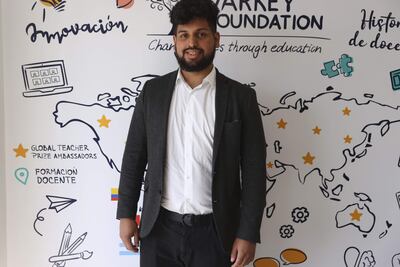 Nicolás Monzón, un argentino que ahora con 25 años está entre los 10 aspirantes al título de mejor estudiante del mundo, posa el 13 de septiembre de 2022 en Buenos Aires (Argentina). Todos los recuerdos de infancia de Nicolás Monzón remiten a las matemáticas. Relata que recorría las calles de Villa La Florida, su barrio natal, contándolo todo: los transeúntes, las hileras de árboles, las ventanas que adornaban los edificios, la cantidad de cuadras entre un punto A y un punto B.