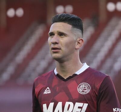 Jorge Morel se va afirmando en el equipo  de Lanús. Destacan su entrega y  su entereza física y  lo apodan “La Roca”.