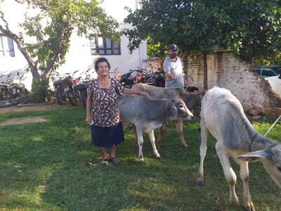 Agustina Villasanti Rombado con los animales recuperados.