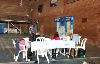 Mesas abandonadas en vacunatorio