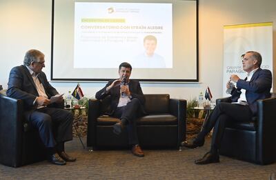 Efraín Alegre (c), candidato a presidente de la República por la Concertación (c), asistió ayer a un  conversatorio con socios de la Cámara de Comercio Paraguay-Brasil, en el WTC de Asunción.
