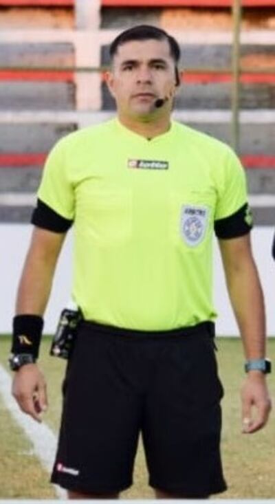El "longevo" (por su aspecto de edad avanzada) César Rolón cumple sus primeras armas como árbitro en el plantel principal, aguardando su designación como juez central en el círculo privilegiado.
