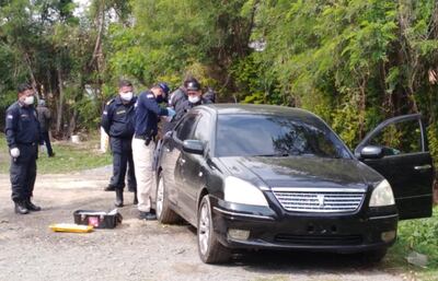 Agentes de Criminalística verifican el auto en el que estaba la víctima en el momento del ataque.