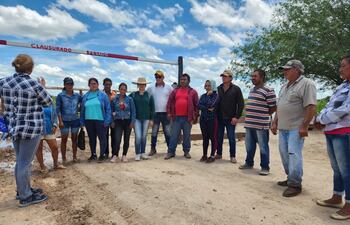 Los pobladores de María Auxiliadora en el distrito de Fuerte Olimpo, llevan más 72 horas de corte de luz de la ANDE, por lo que decidieron manifestarse esta mañana.